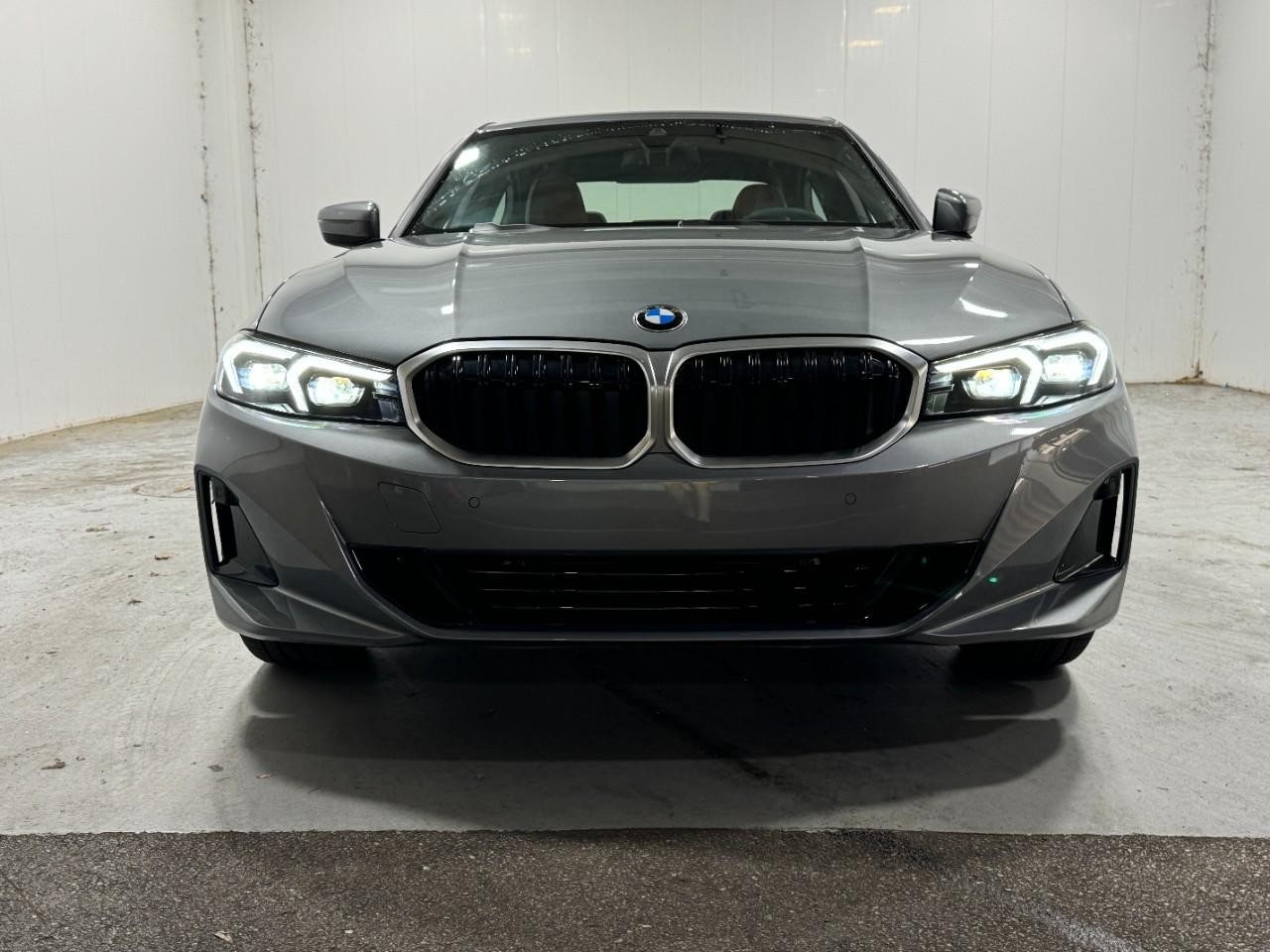 BMW 3 Series Vehicle Full-screen Gallery Image 7