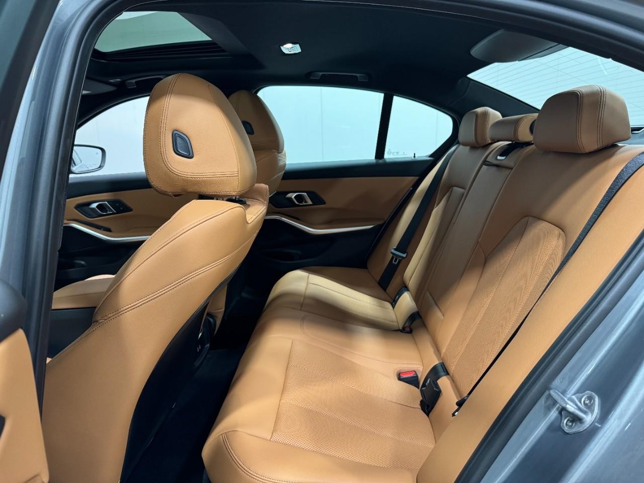 BMW 3 Series Vehicle Full-screen Gallery Image 8