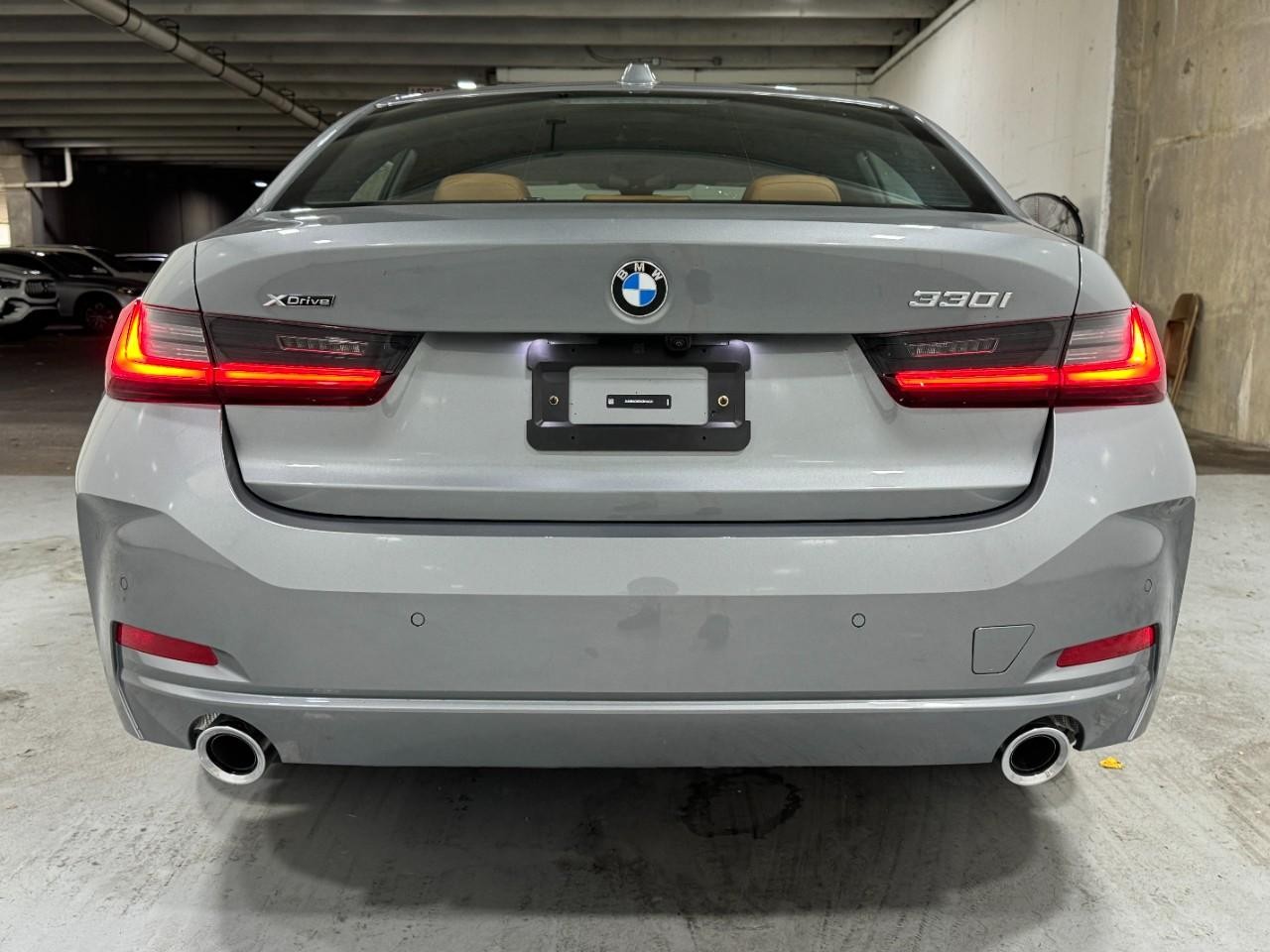 BMW 3 Series Vehicle Full-screen Gallery Image 9