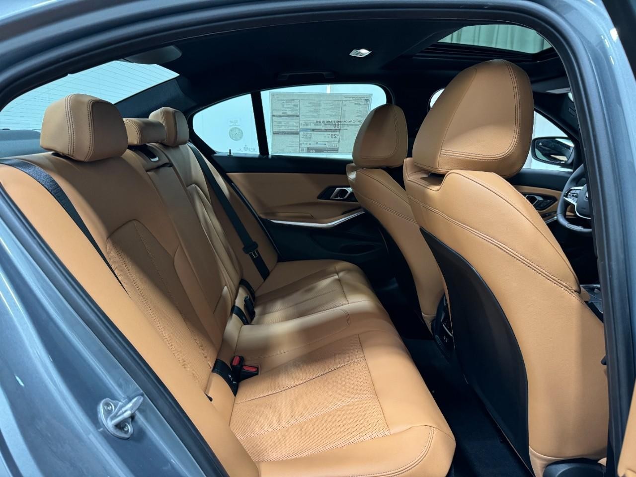 BMW 3 Series Vehicle Full-screen Gallery Image 10