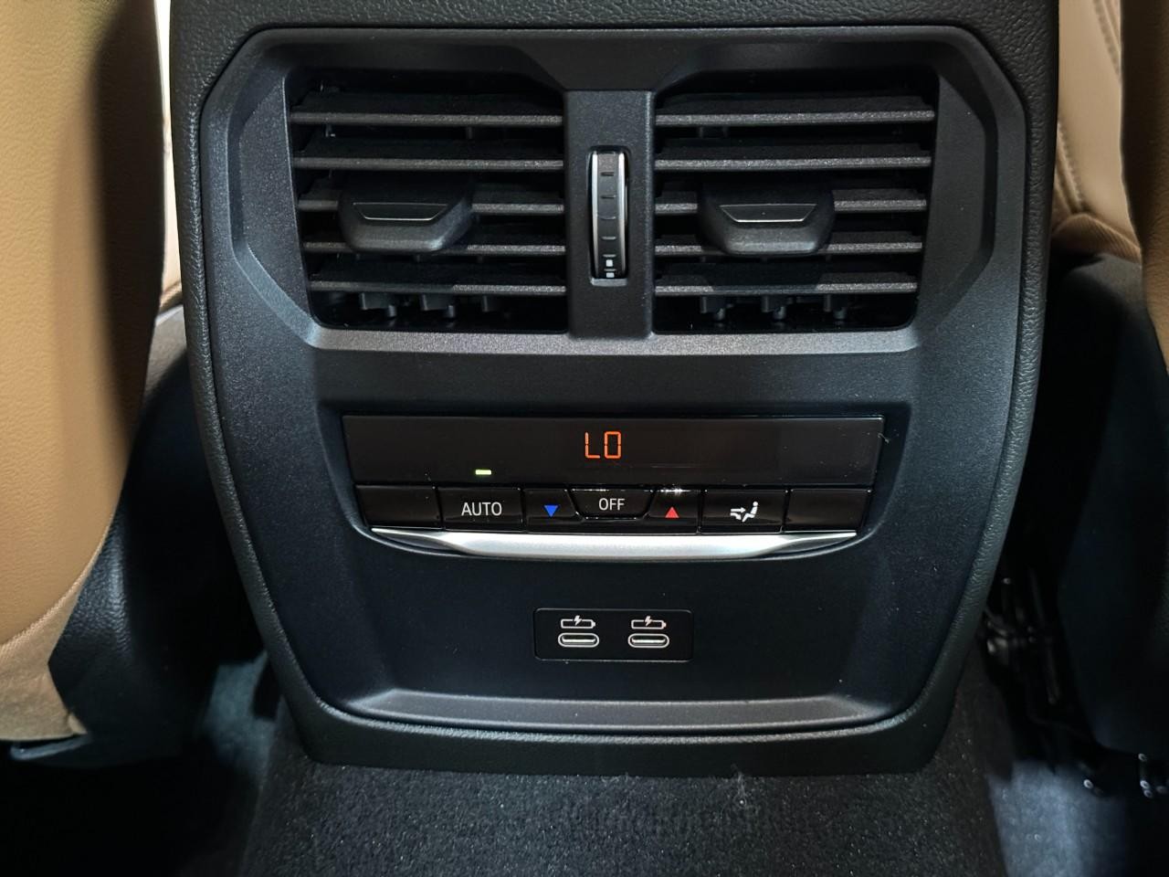 BMW 3 Series Vehicle Full-screen Gallery Image 11