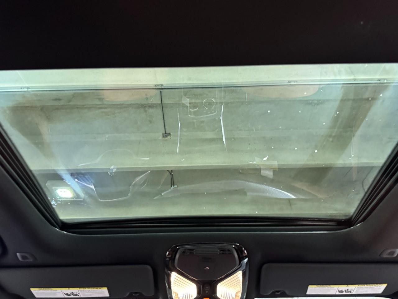 BMW 3 Series Vehicle Full-screen Gallery Image 12