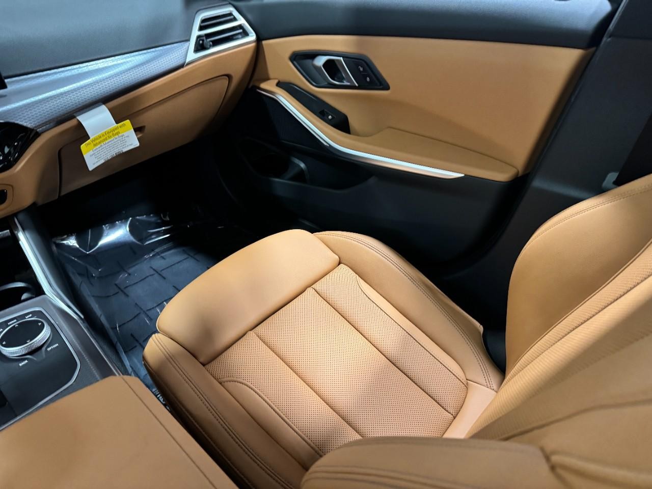 BMW 3 Series Vehicle Full-screen Gallery Image 18