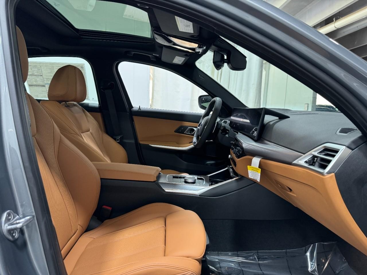 BMW 3 Series Vehicle Full-screen Gallery Image 19