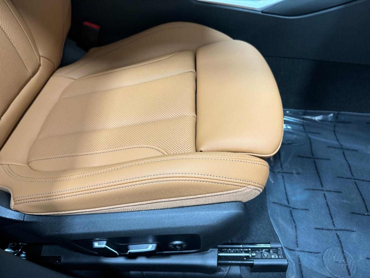 BMW 3 Series Vehicle Full-screen Gallery Image 20