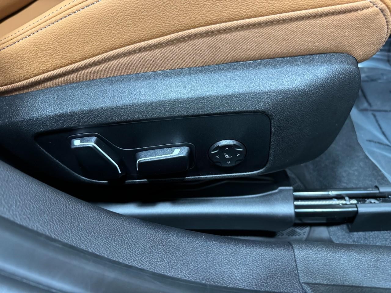 BMW 3 Series Vehicle Full-screen Gallery Image 21