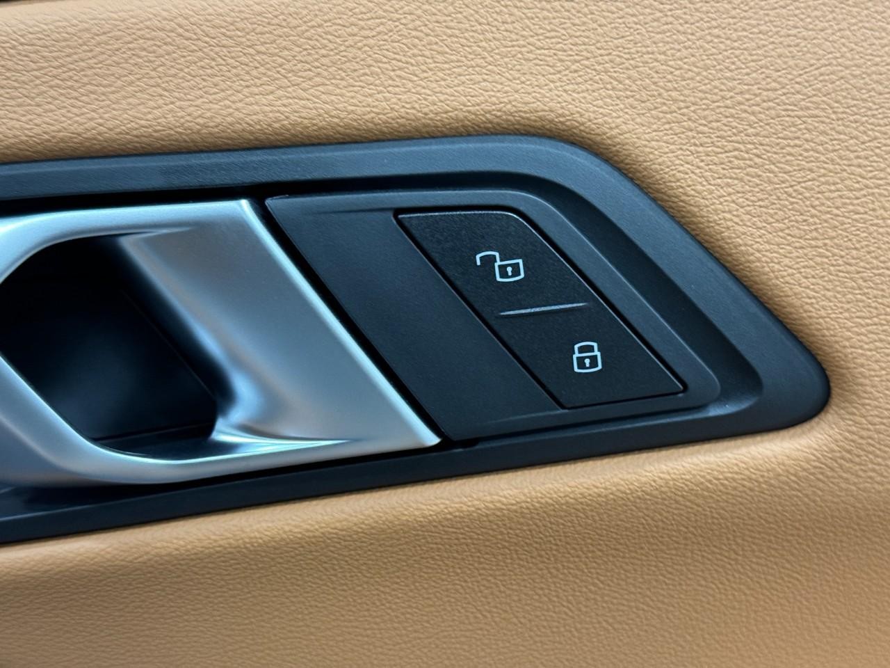 BMW 3 Series Vehicle Full-screen Gallery Image 22