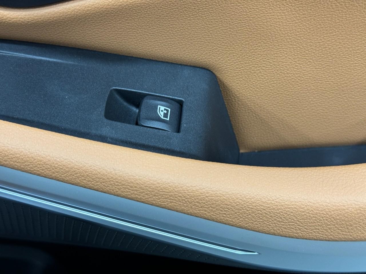 BMW 3 Series Vehicle Full-screen Gallery Image 23