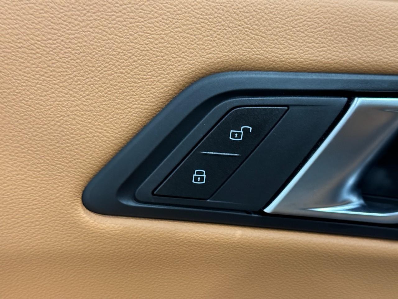 BMW 3 Series Vehicle Full-screen Gallery Image 24