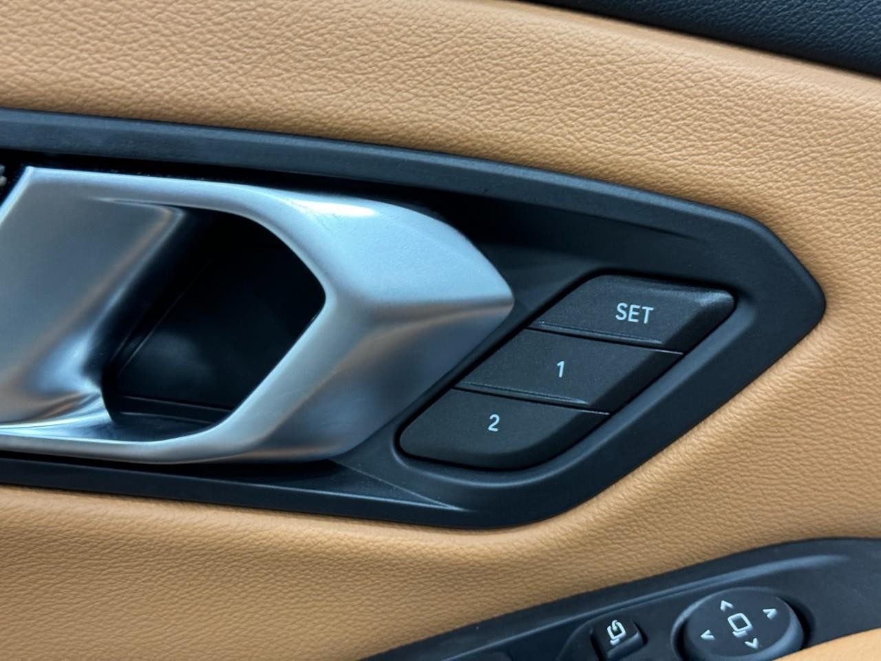 BMW 3 Series Vehicle Full-screen Gallery Image 25