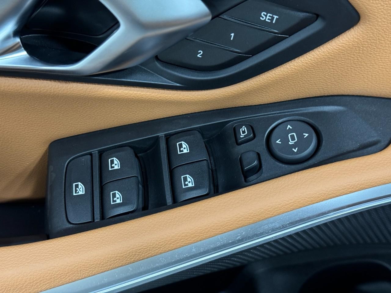 BMW 3 Series Vehicle Full-screen Gallery Image 26