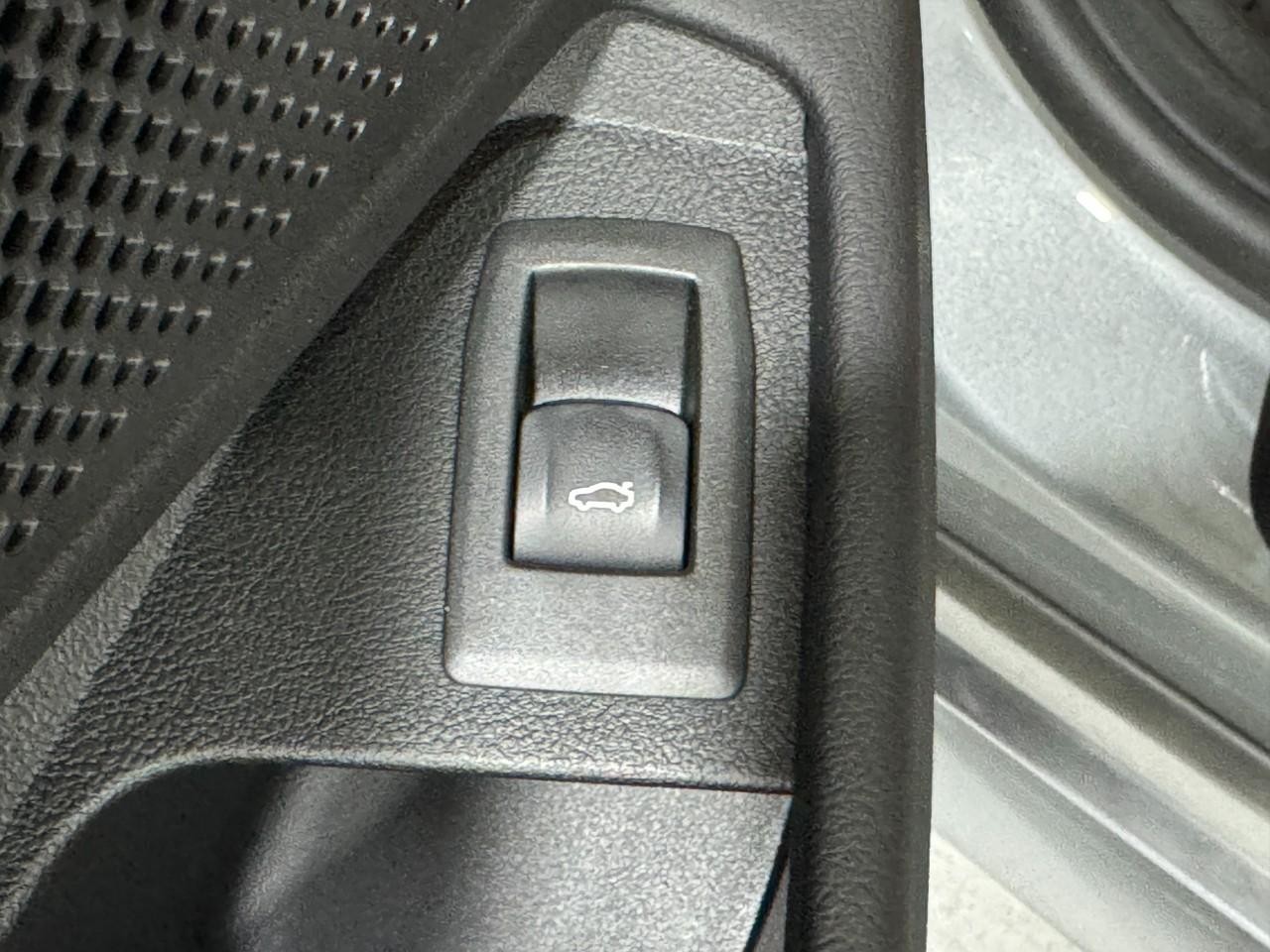 BMW 3 Series Vehicle Full-screen Gallery Image 27