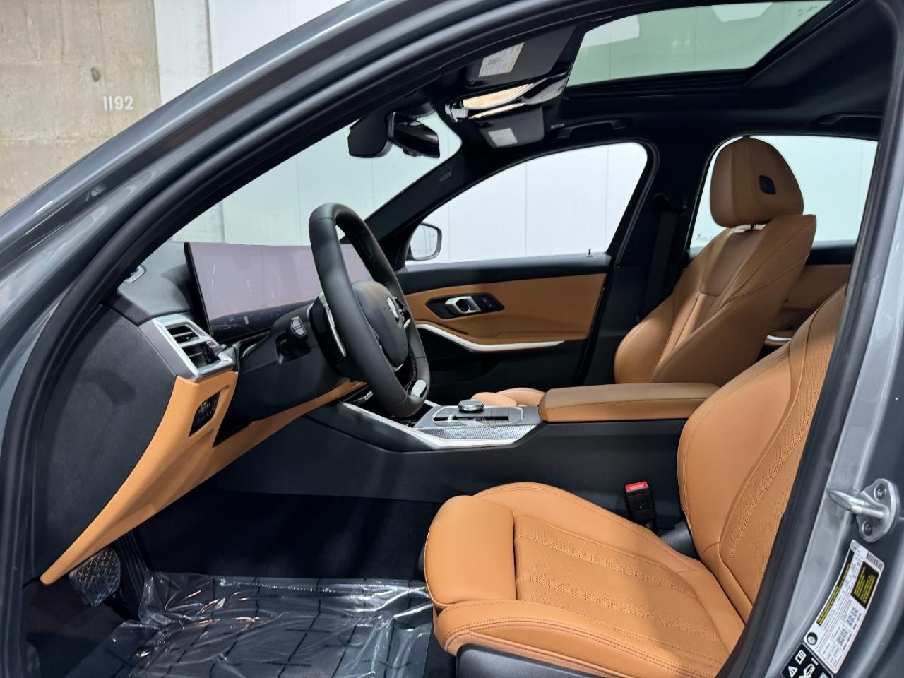 BMW 3 Series Vehicle Full-screen Gallery Image 28