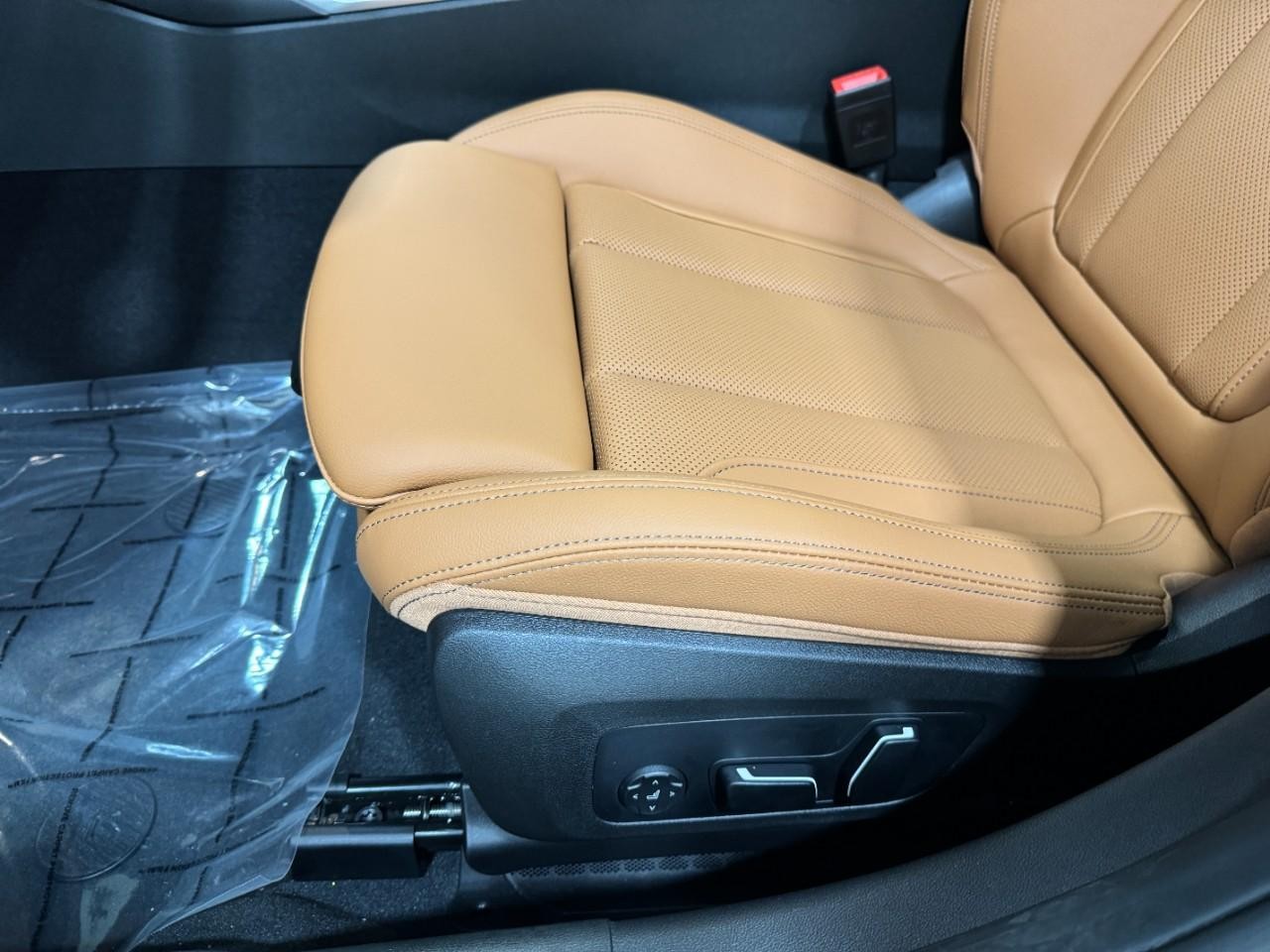 BMW 3 Series Vehicle Full-screen Gallery Image 29