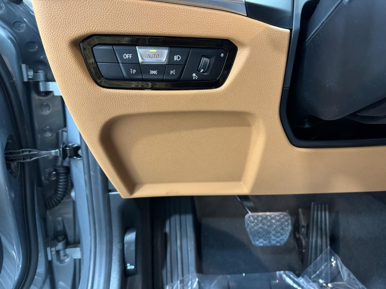 BMW 3 Series Vehicle Full-screen Gallery Image 31