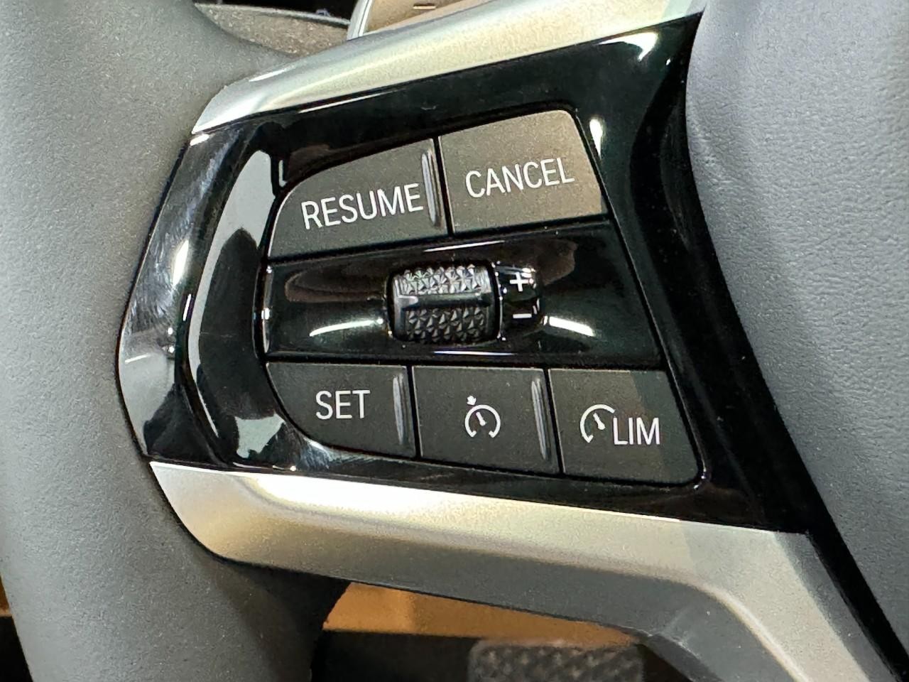 BMW 3 Series Vehicle Full-screen Gallery Image 32