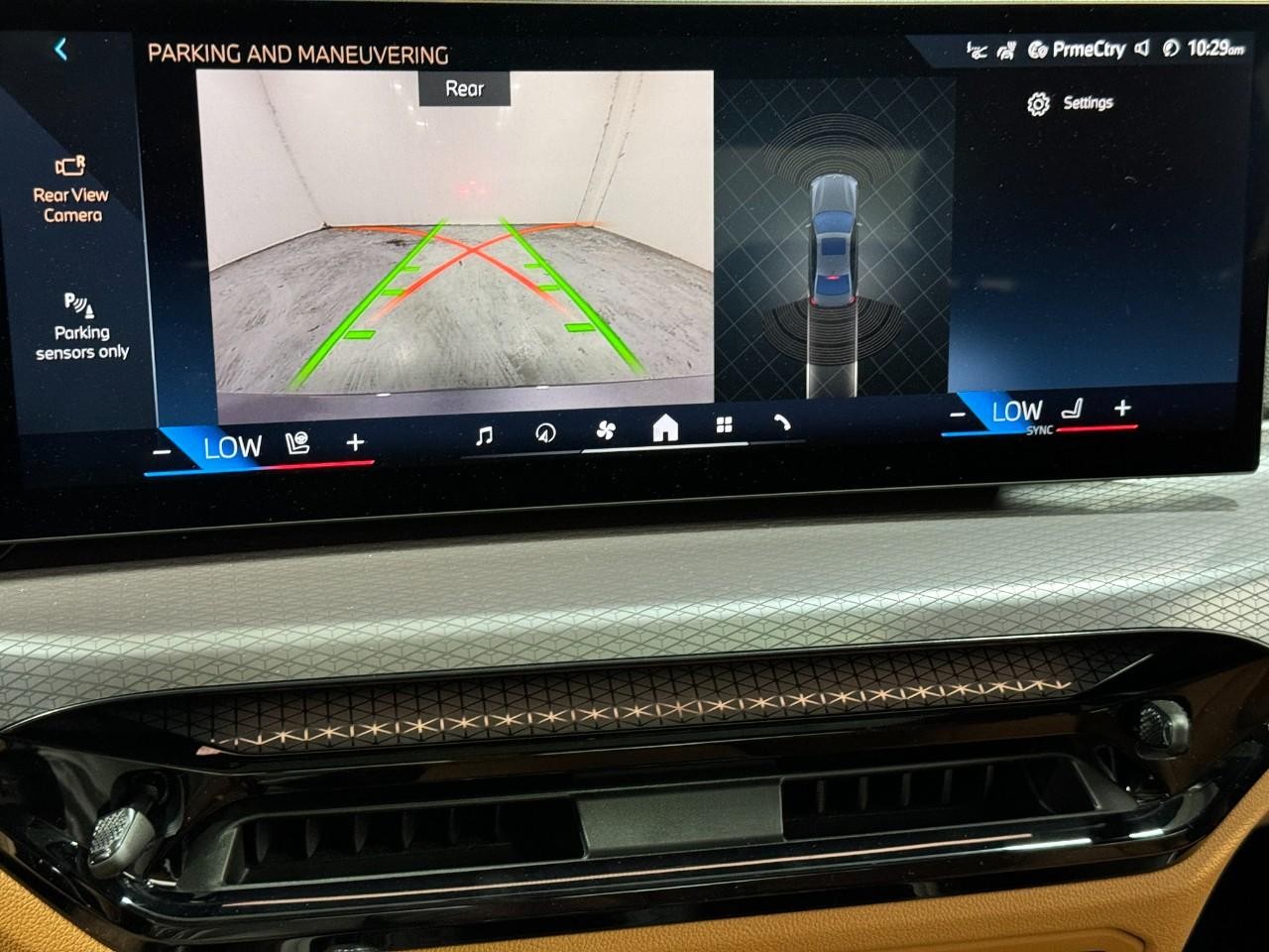 BMW 3 Series Vehicle Full-screen Gallery Image 35