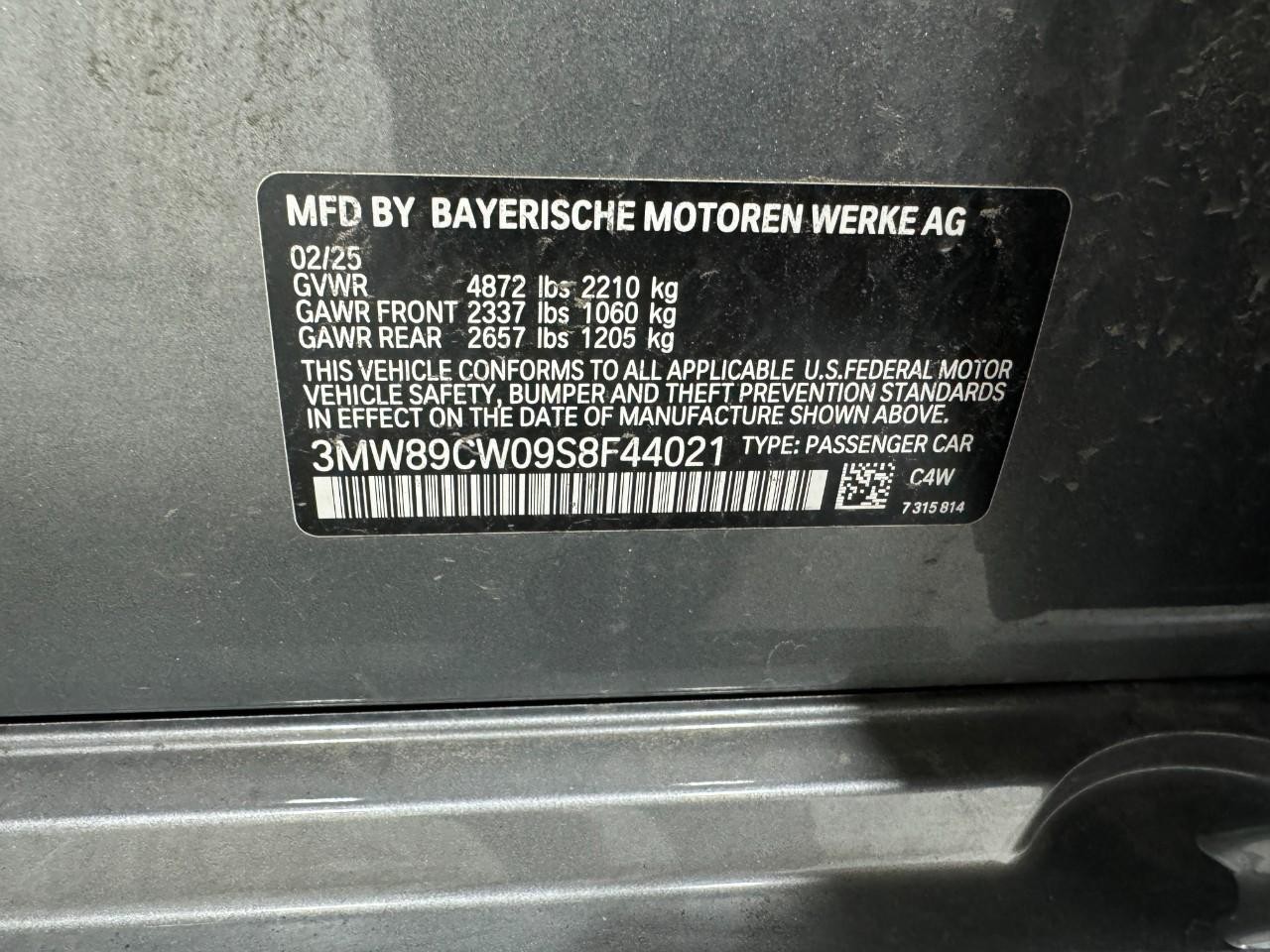 BMW 3 Series Vehicle Full-screen Gallery Image 36