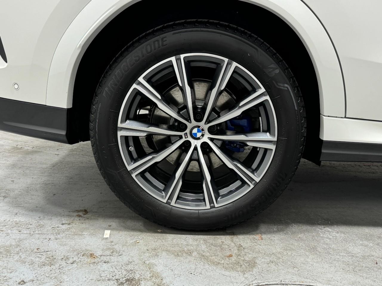 BMW X6 Vehicle Full-screen Gallery Image 5