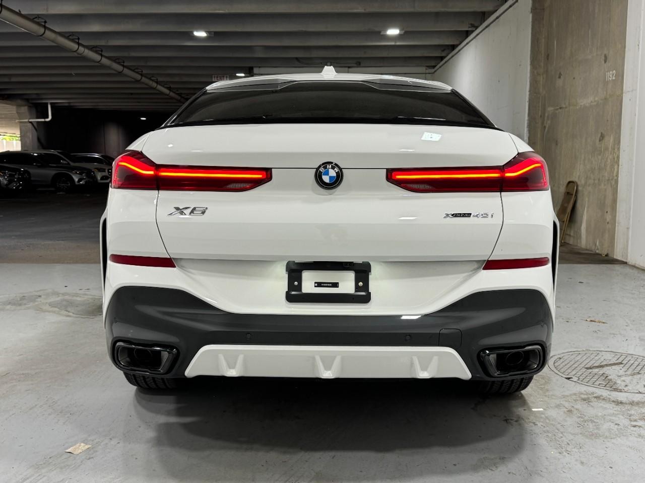 BMW X6 Vehicle Full-screen Gallery Image 9
