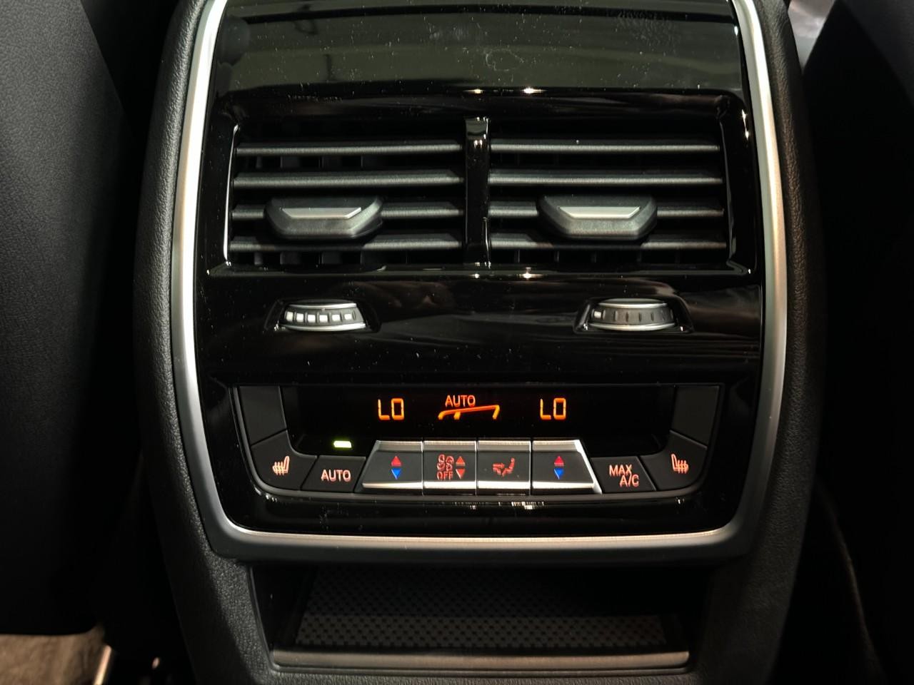 BMW X6 Vehicle Full-screen Gallery Image 11