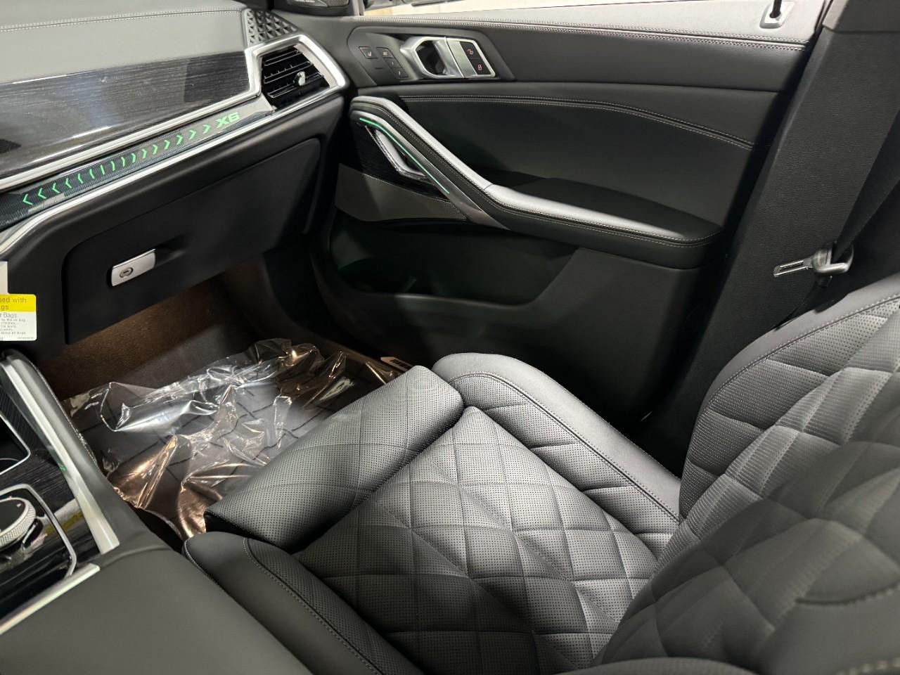 BMW X6 Vehicle Full-screen Gallery Image 18