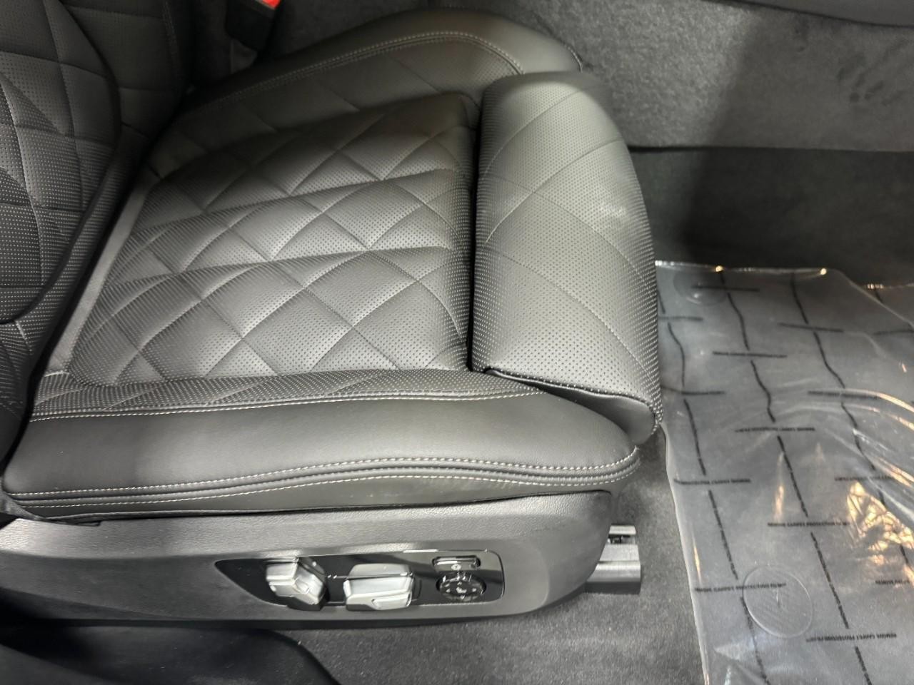 BMW X6 Vehicle Full-screen Gallery Image 20