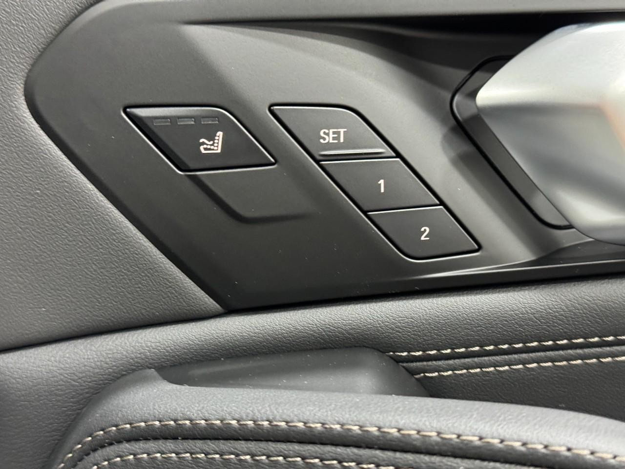 BMW X6 Vehicle Full-screen Gallery Image 22