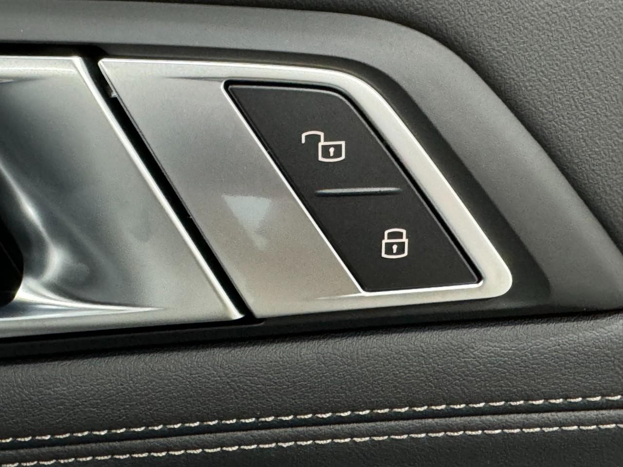 BMW X6 Vehicle Full-screen Gallery Image 23