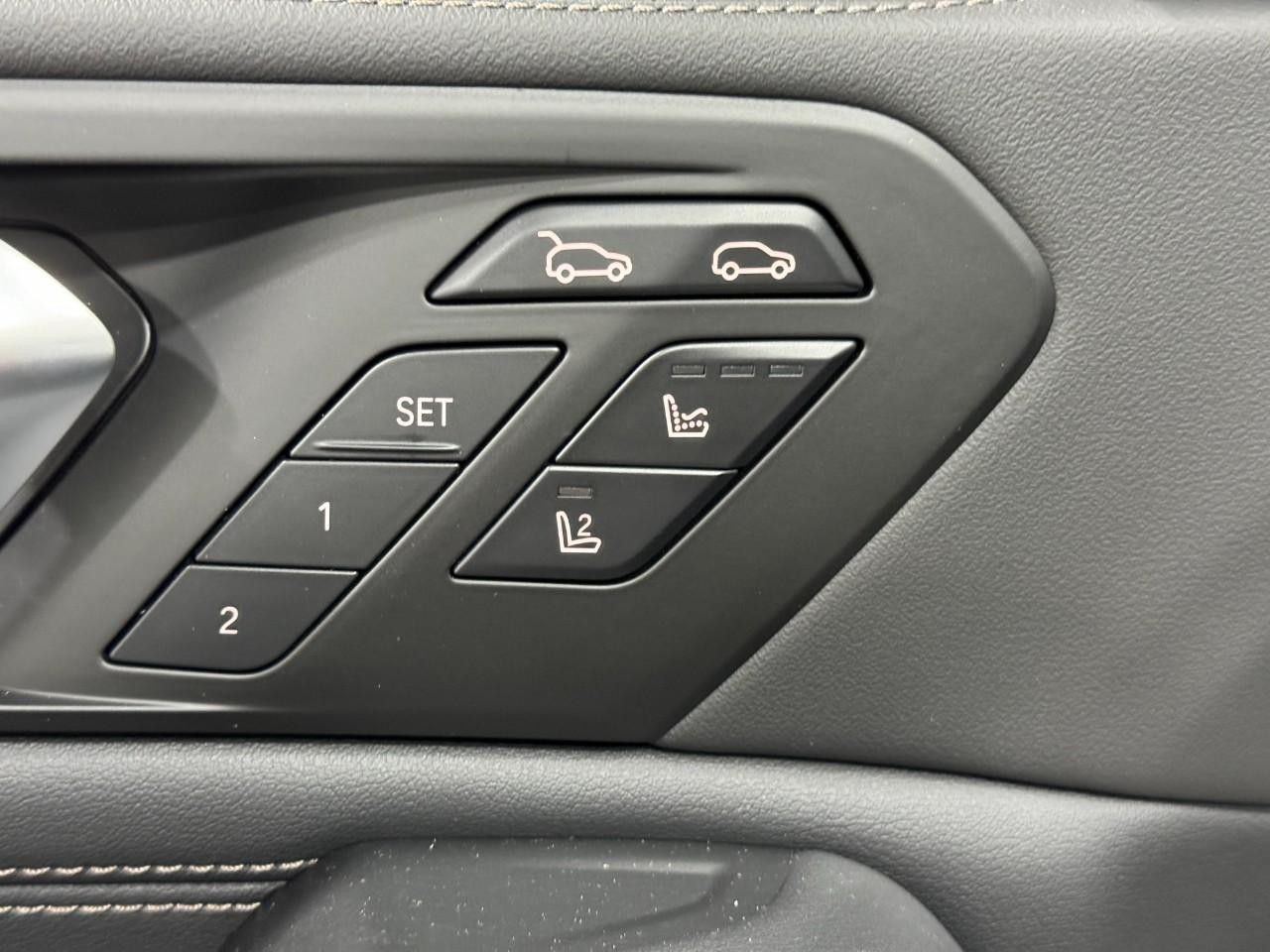 BMW X6 Vehicle Full-screen Gallery Image 26