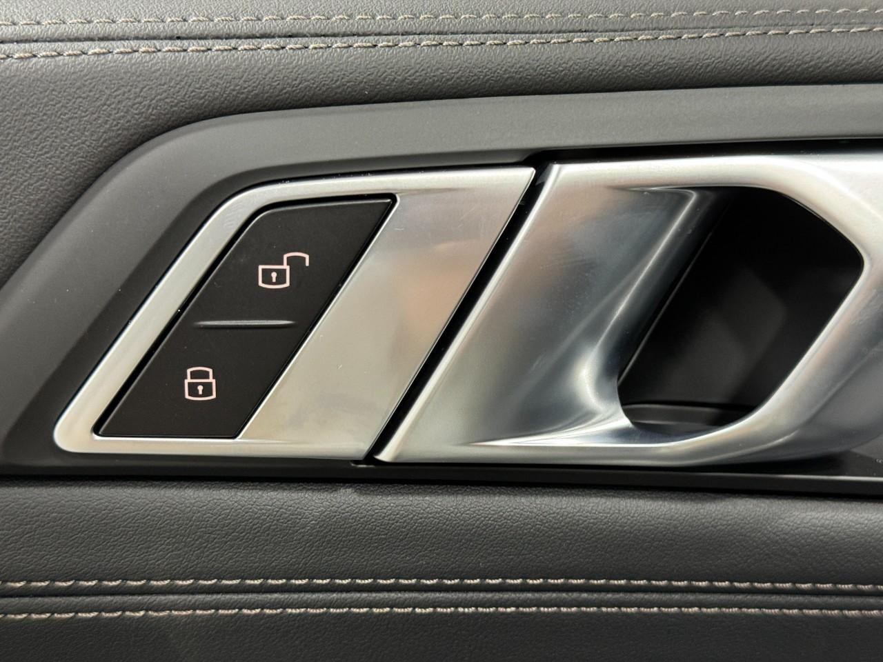 BMW X6 Vehicle Full-screen Gallery Image 27