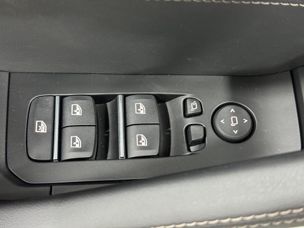 BMW X6 Vehicle Full-screen Gallery Image 28