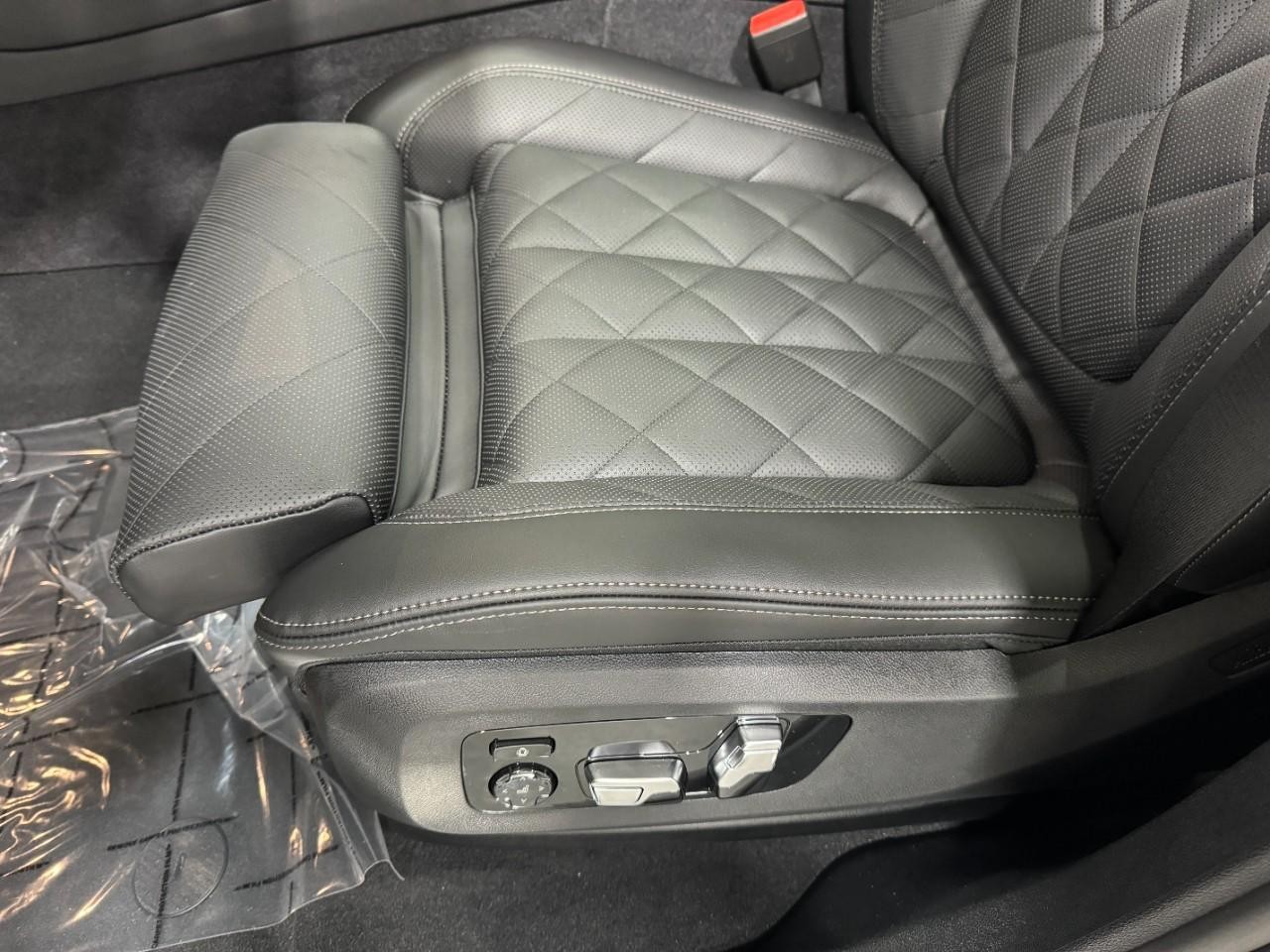 BMW X6 Vehicle Full-screen Gallery Image 30