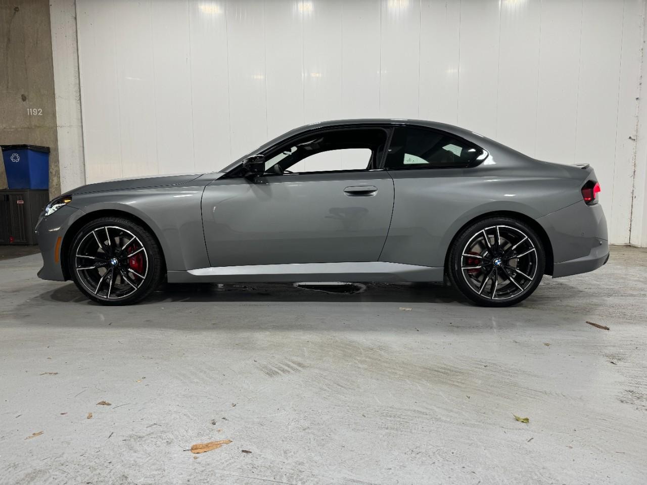 BMW 2 Series Vehicle Full-screen Gallery Image 2