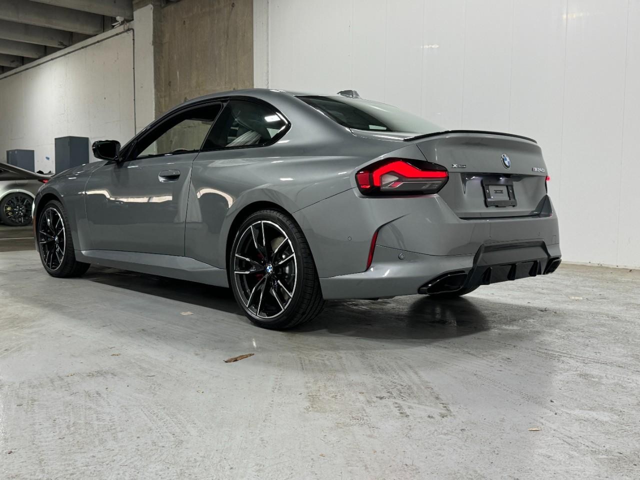 BMW 2 Series Vehicle Full-screen Gallery Image 3