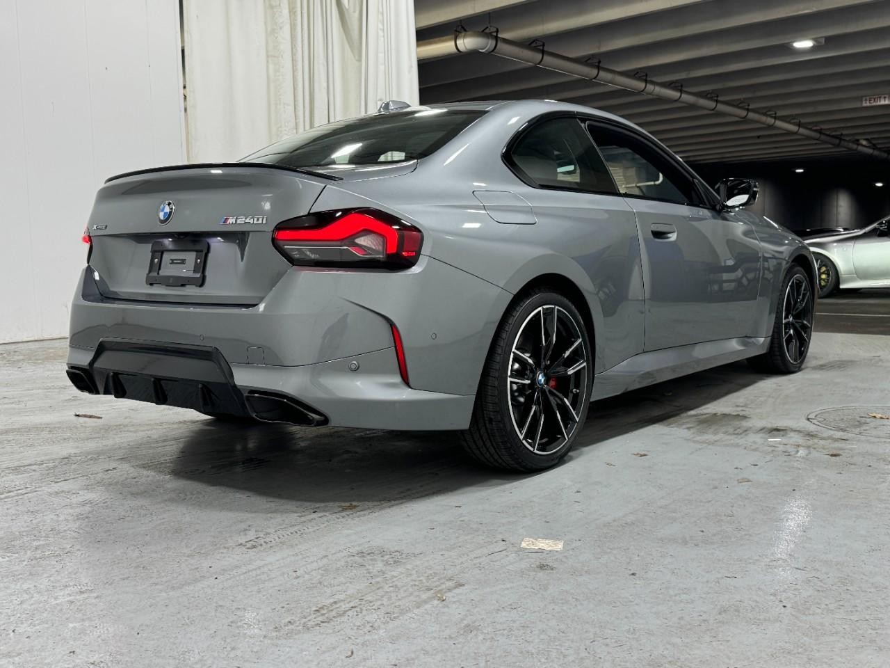 BMW 2 Series Vehicle Full-screen Gallery Image 4