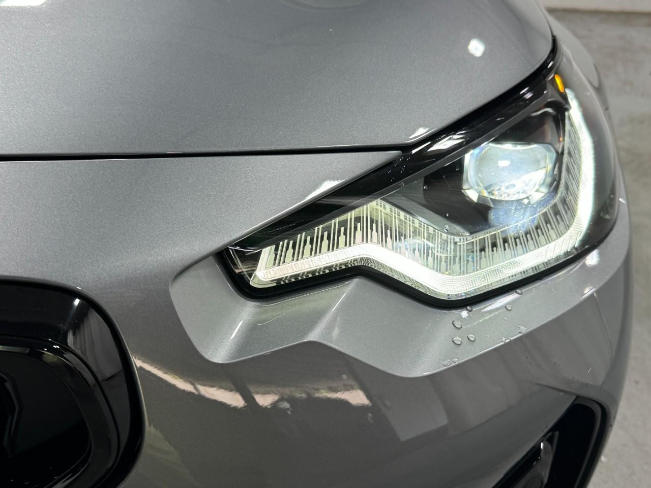 BMW 2 Series Vehicle Full-screen Gallery Image 8