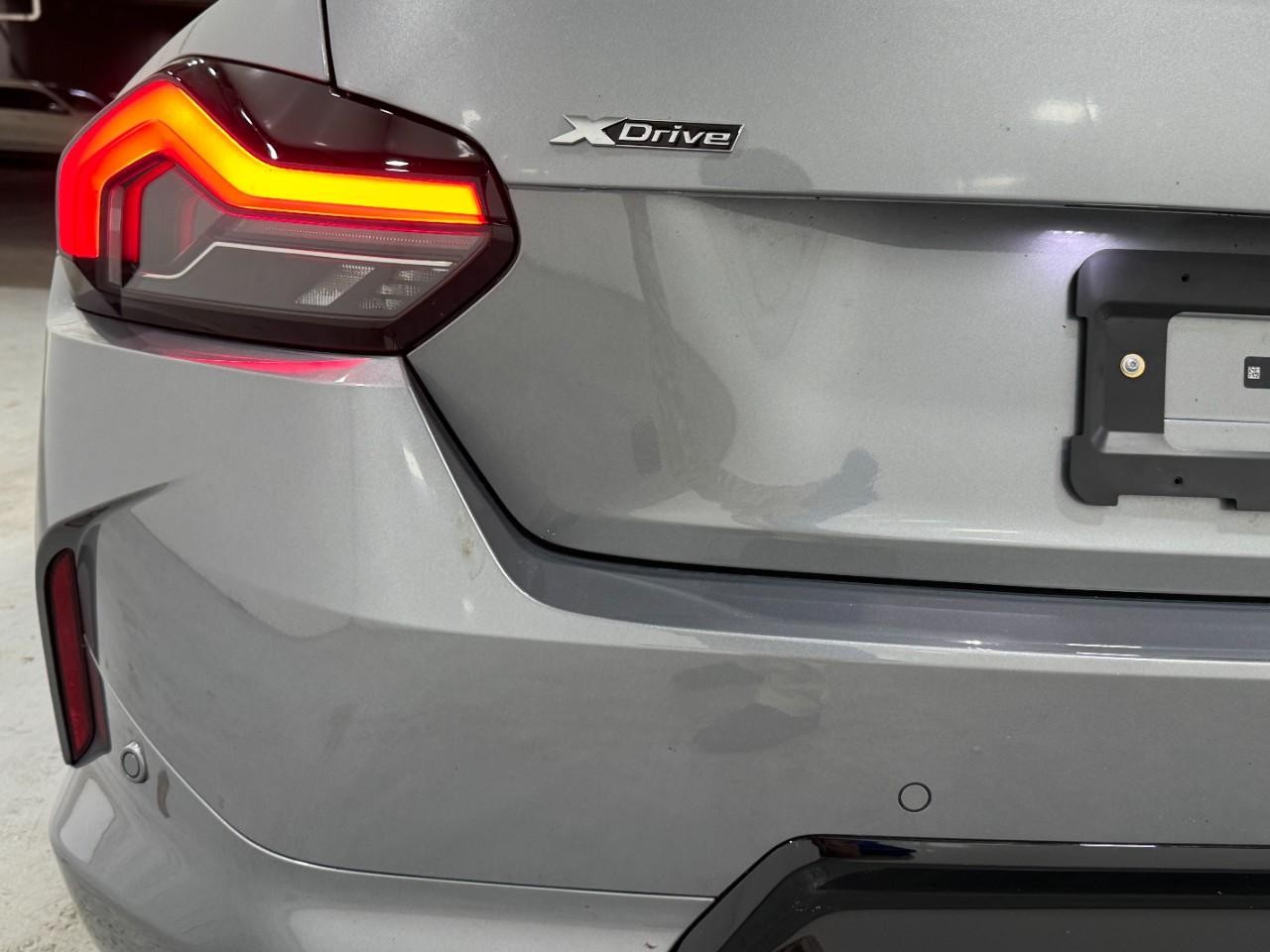 BMW 2 Series Vehicle Full-screen Gallery Image 10