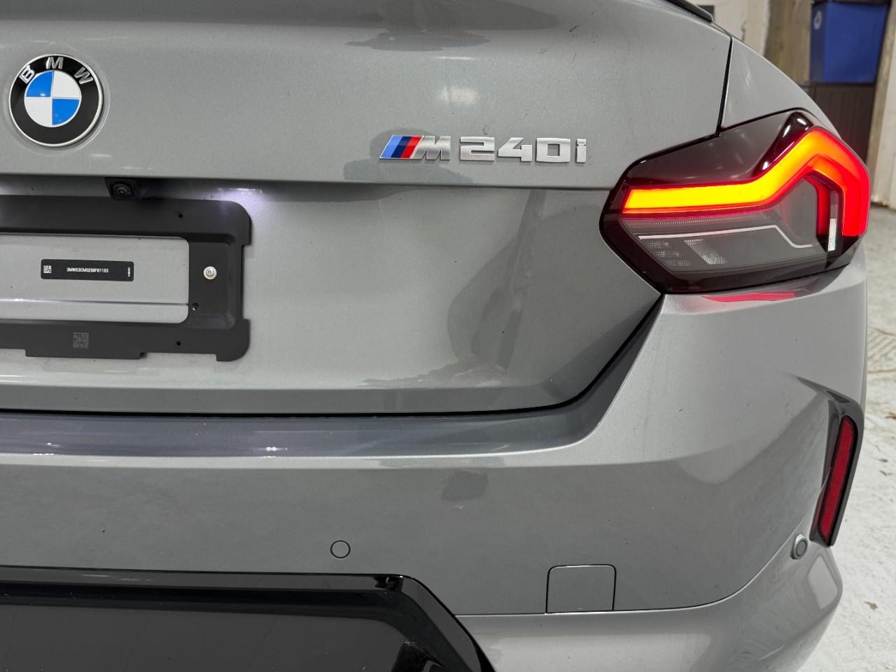 BMW 2 Series Vehicle Full-screen Gallery Image 11