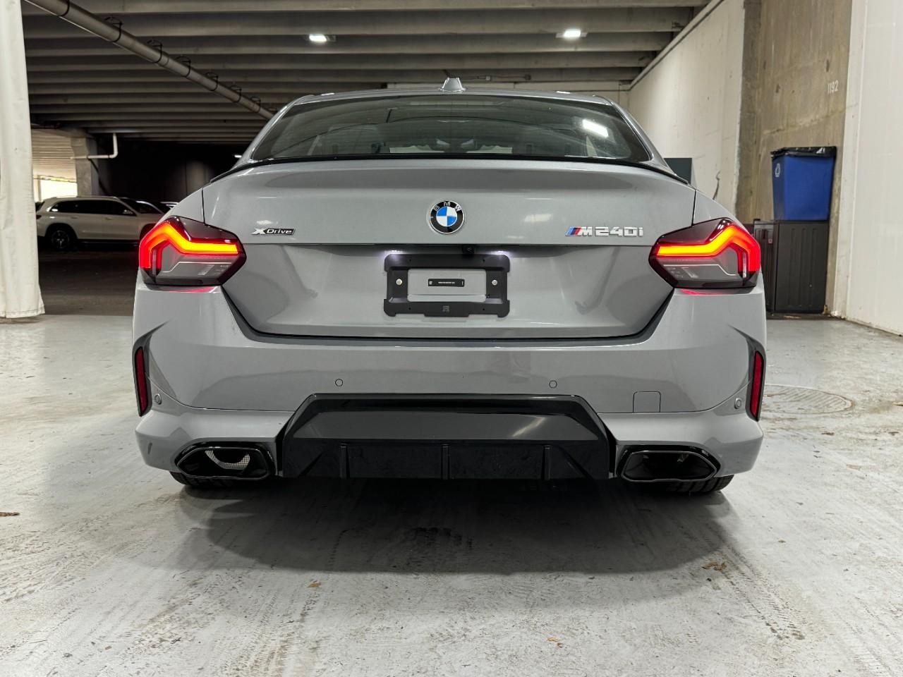 BMW 2 Series Vehicle Full-screen Gallery Image 12