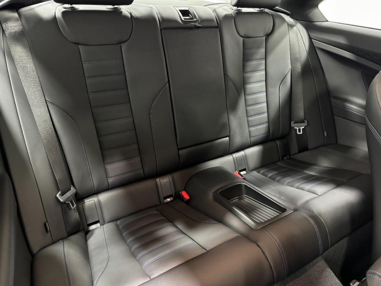 BMW 2 Series Vehicle Full-screen Gallery Image 13