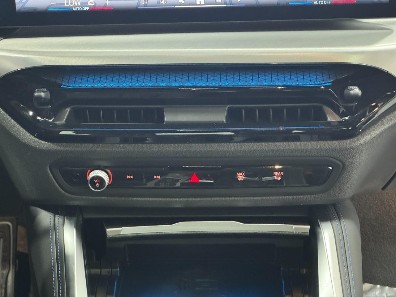 BMW 2 Series Vehicle Full-screen Gallery Image 18