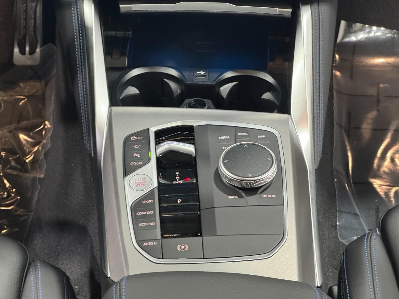 BMW 2 Series Vehicle Full-screen Gallery Image 19