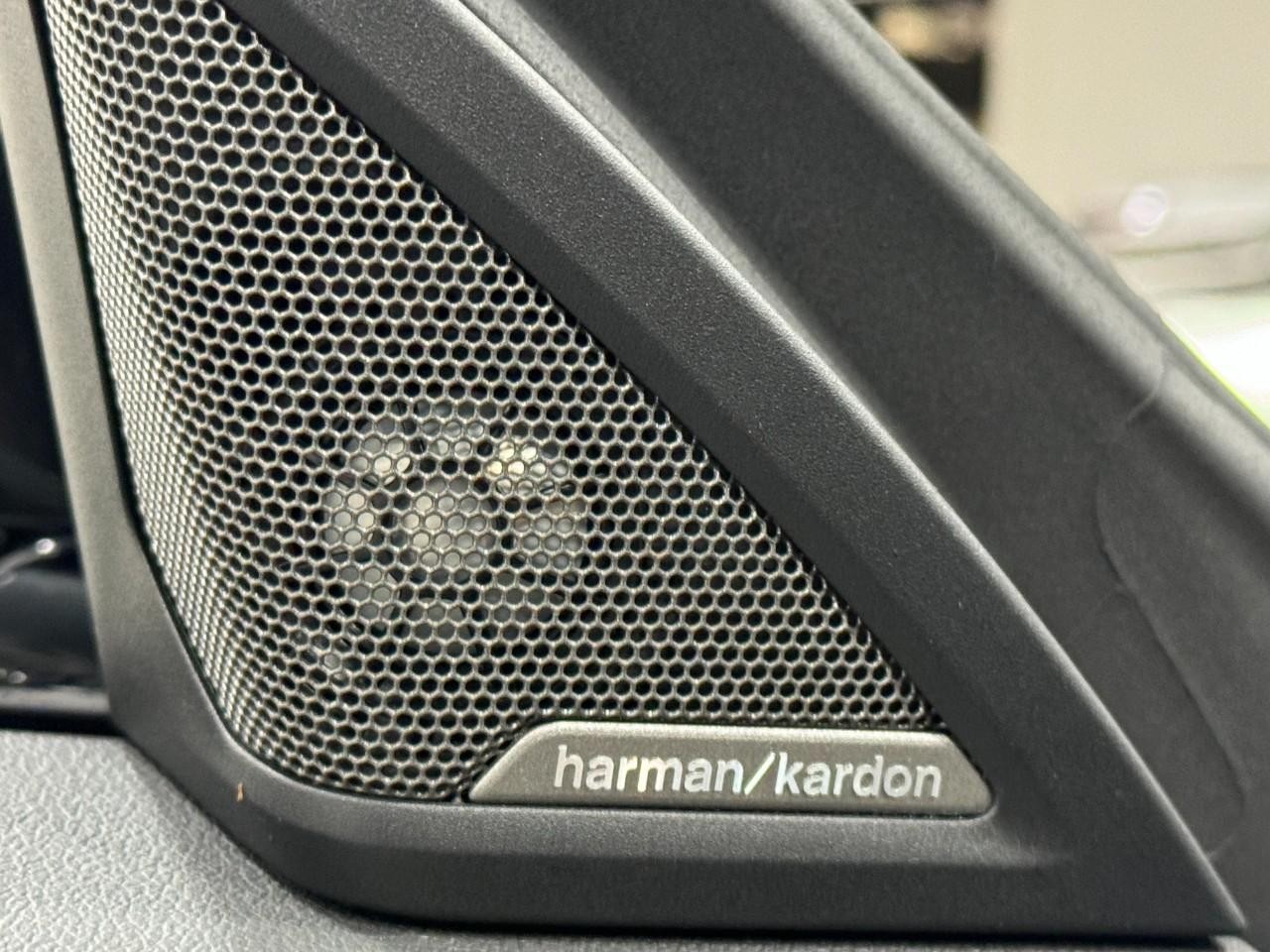 BMW 2 Series Vehicle Full-screen Gallery Image 21