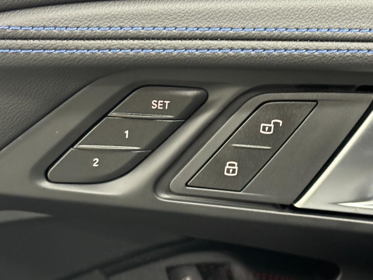 BMW 2 Series Vehicle Full-screen Gallery Image 22