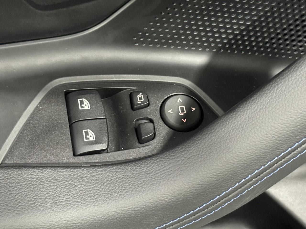 BMW 2 Series Vehicle Full-screen Gallery Image 23