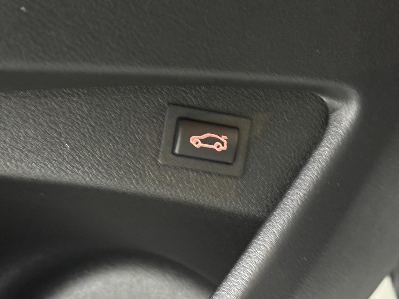 BMW 2 Series Vehicle Full-screen Gallery Image 24