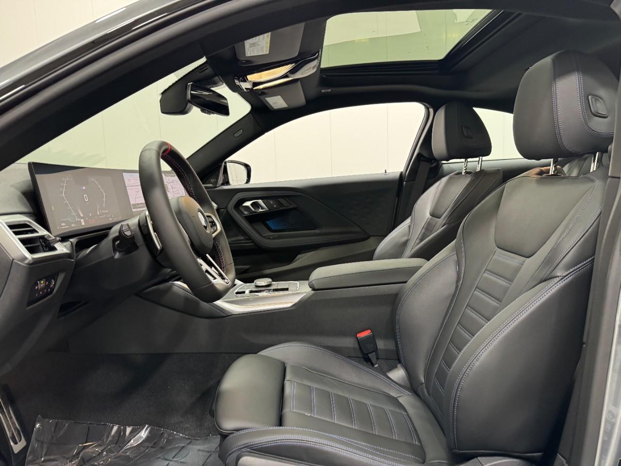 BMW 2 Series Vehicle Full-screen Gallery Image 25