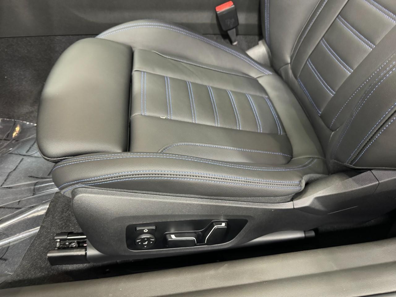 BMW 2 Series Vehicle Full-screen Gallery Image 26