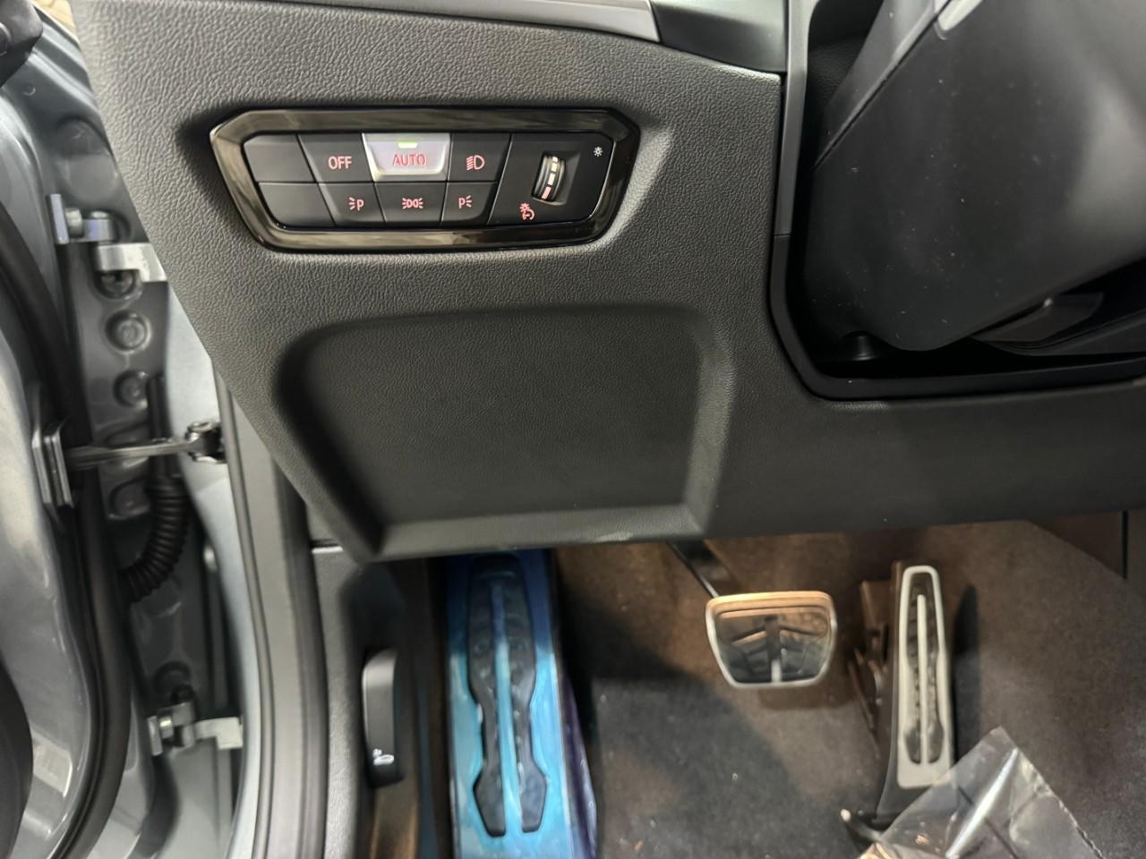 BMW 2 Series Vehicle Full-screen Gallery Image 27